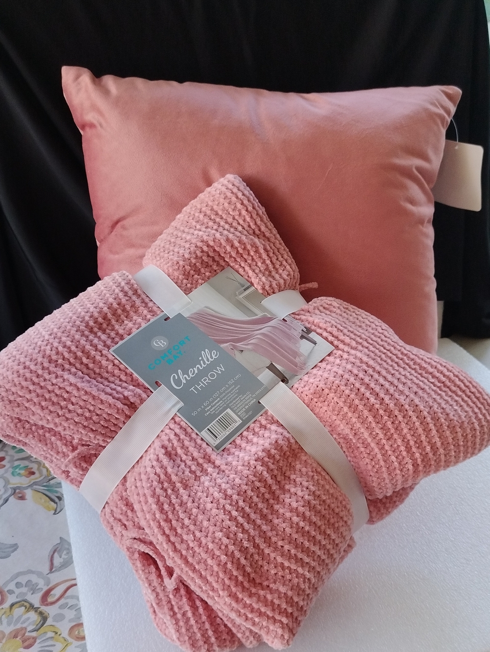 Chenille Throw With 4 Matching Pillows Set.